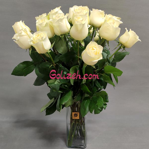 دسته-گل-رز-هلندی-سفید با گلدان شیشه ای4