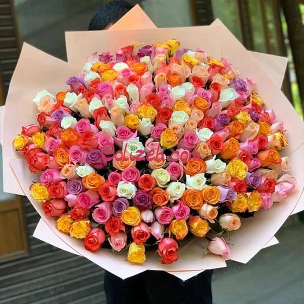 دسته گل رزهای رنگارنگ